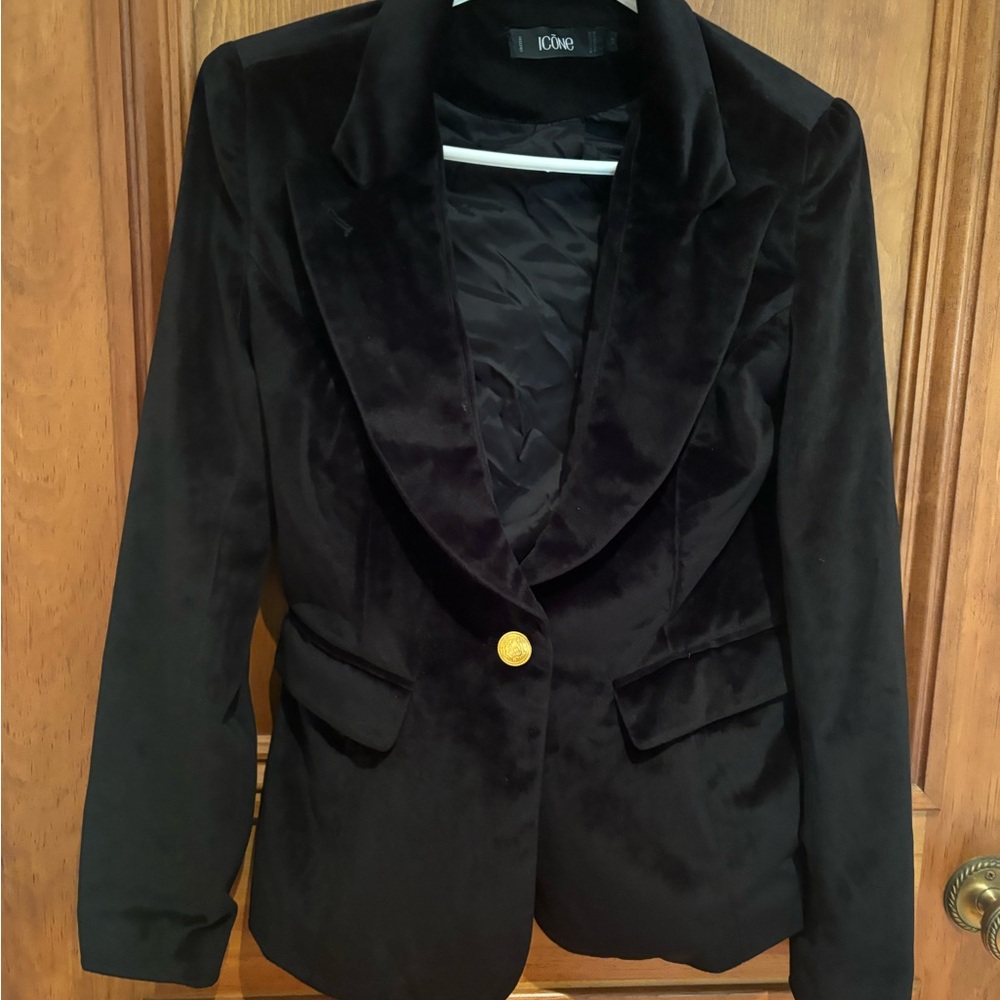 Black velvet ICÔNE blazer, gold colour buttons.